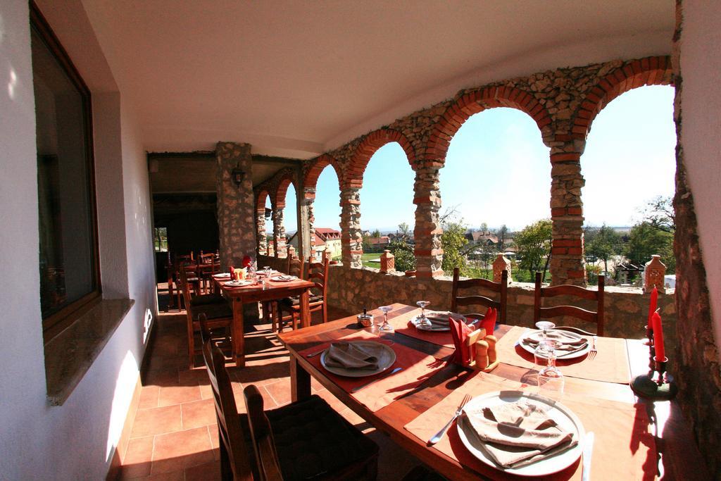 Castelul Lupilor Hotel Chimindia Exterior photo
