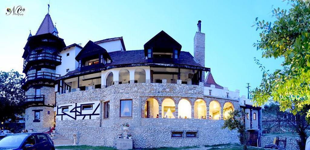 Castelul Lupilor Hotel Chimindia Exterior photo